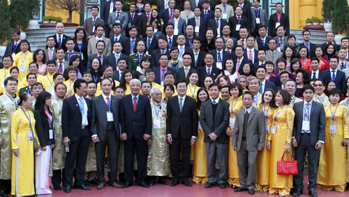 Presidente de Vietnam contacta con representantes de empresas medianas y pequeñas